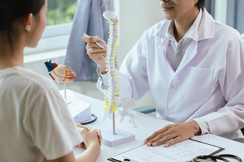 A patient consulting an orthopaedic surgeon