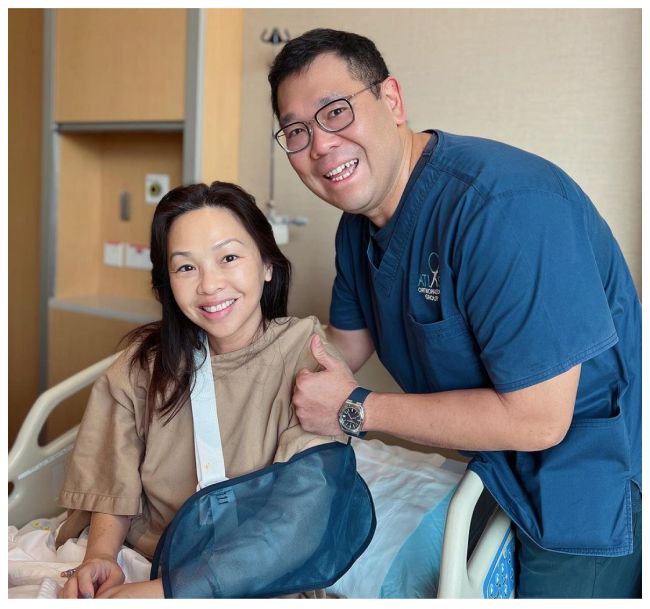 Dr. Chua Soo Yong, Orthopaedic Specialist and Spine Surgeon, consulting with a patient during a clinic visit